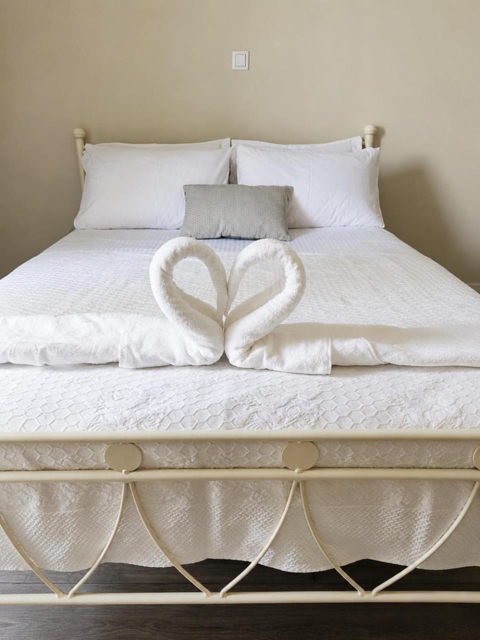 Bed, Photo of the whole room, Bedroom, towels