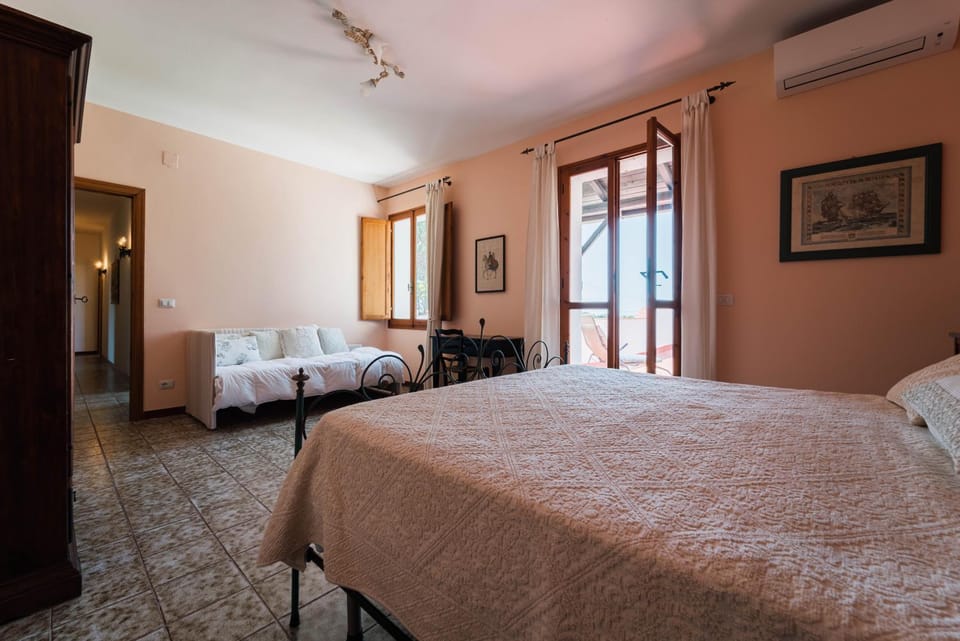 Bed, Photo of the whole room, Bedroom, air conditioner