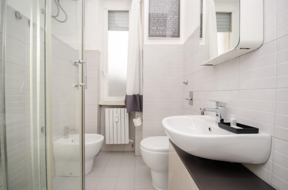 Shower, Toilet, Bathroom, bidet, towels