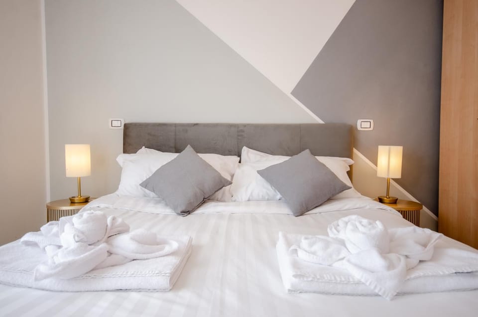 Bed, Photo of the whole room, Bedroom, towels