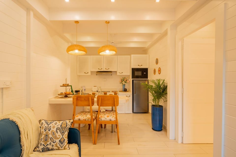 Kitchen or kitchenette, Seating area, Breakfast