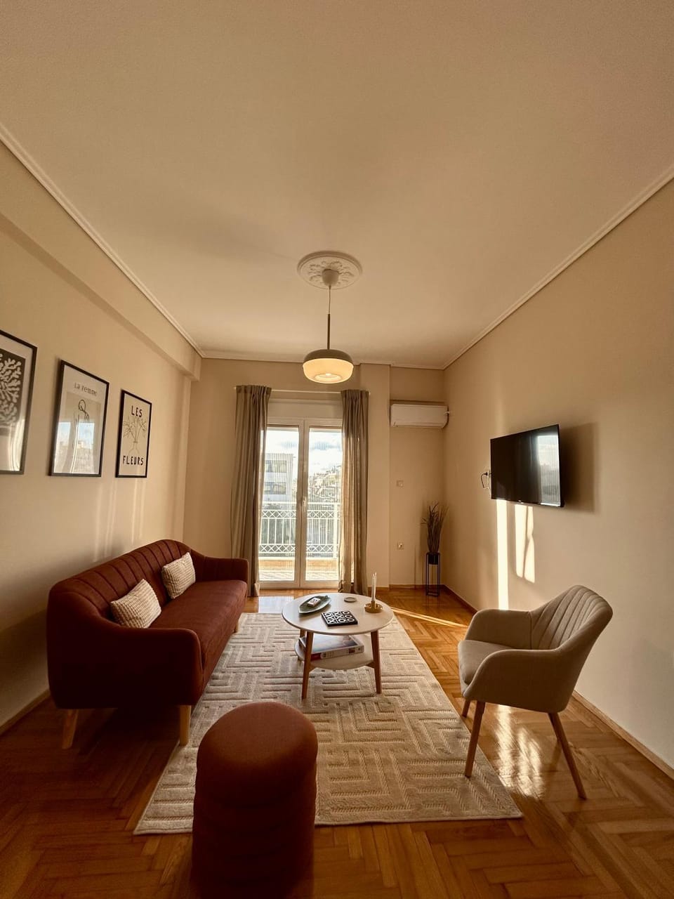 TV and multimedia, Photo of the whole room, Seating area, air conditioner