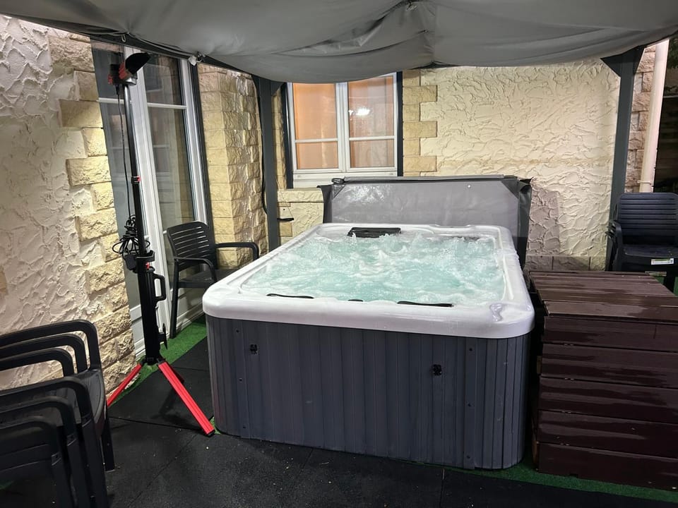 Villa Maxonale près de Paris avec Piscine Chauffée, Sauna et Jacuzzi Villa in Île-de-France