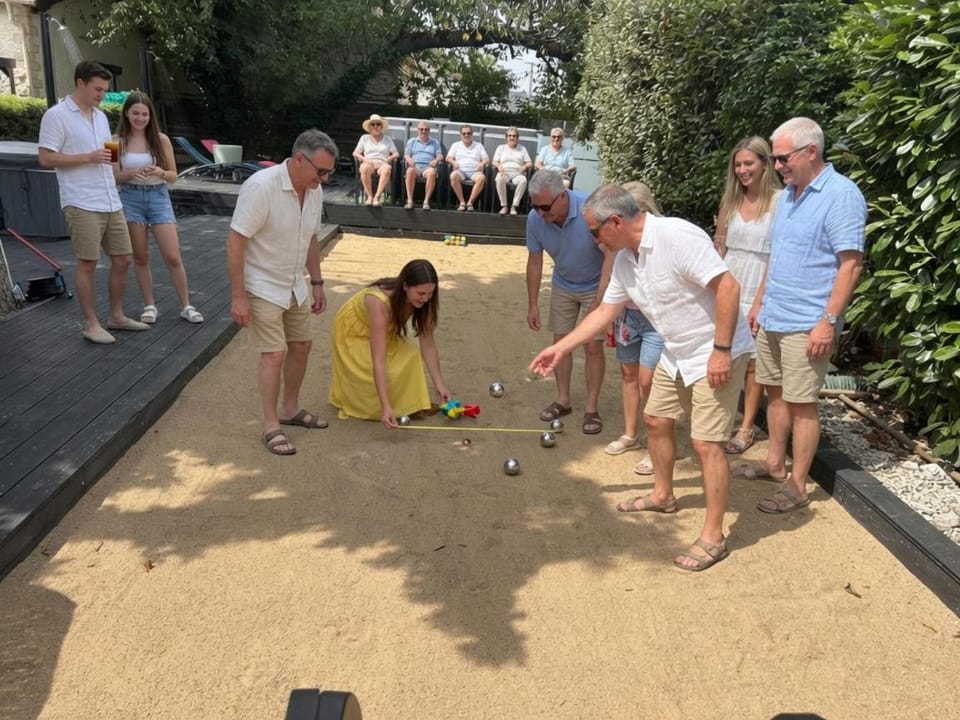 Villa Maxonale près de Paris avec Piscine Chauffée, Sauna et Jacuzzi Villa in Île-de-France