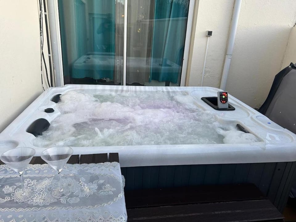 Hot Tub, Spa and wellness centre/facilities