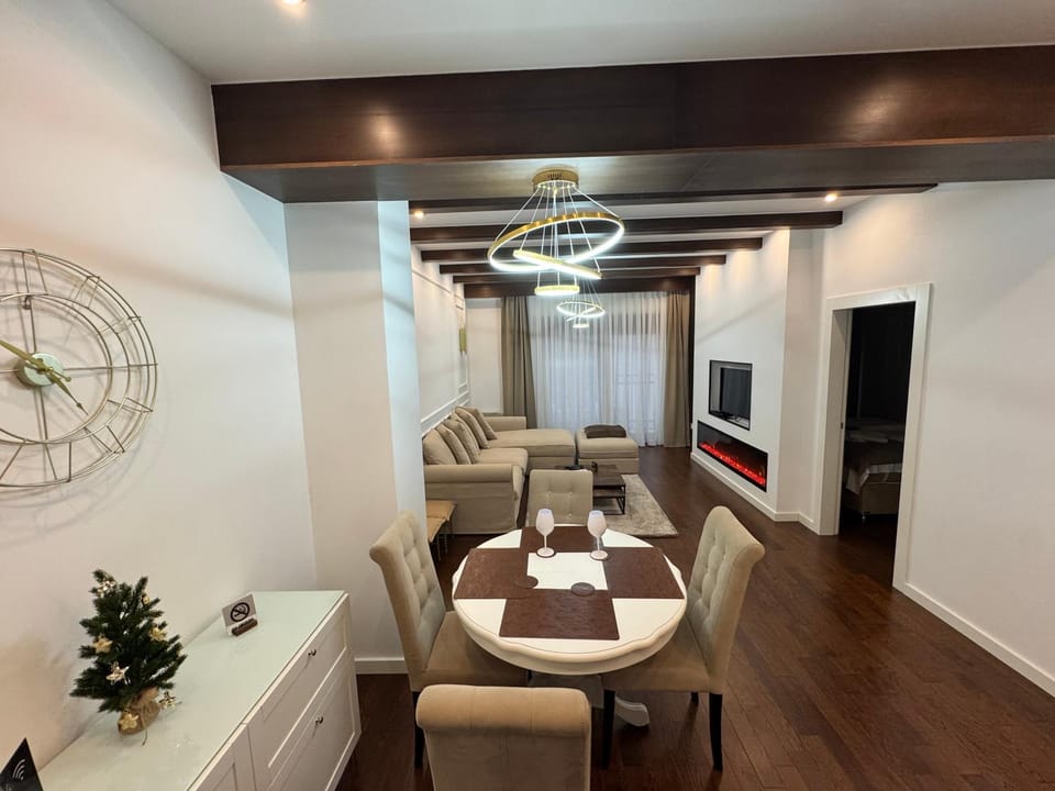 TV and multimedia, Living room, Seating area, Dining area