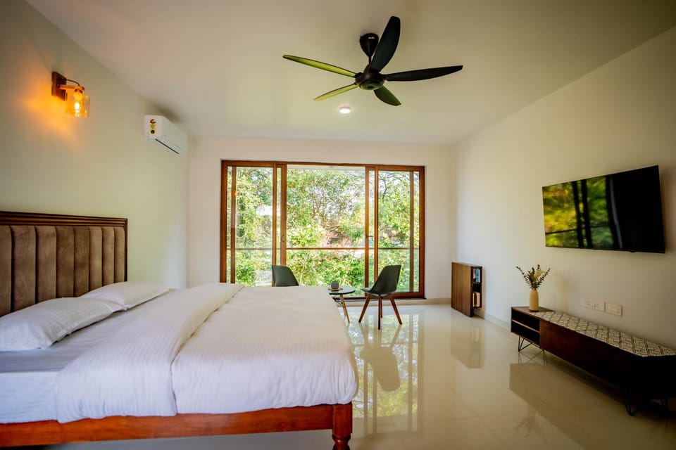 Bed, TV and multimedia, Photo of the whole room, Bedroom