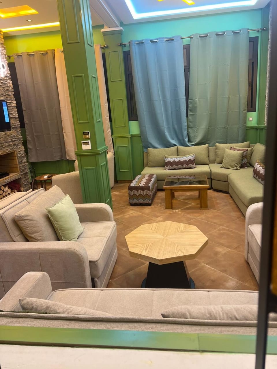 Living room, Seating area