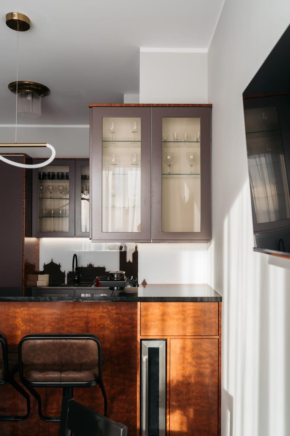 Dining area, minibar, oven, stove