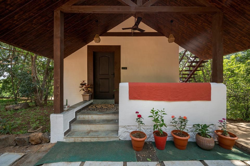 Property building, Facade/entrance, Day