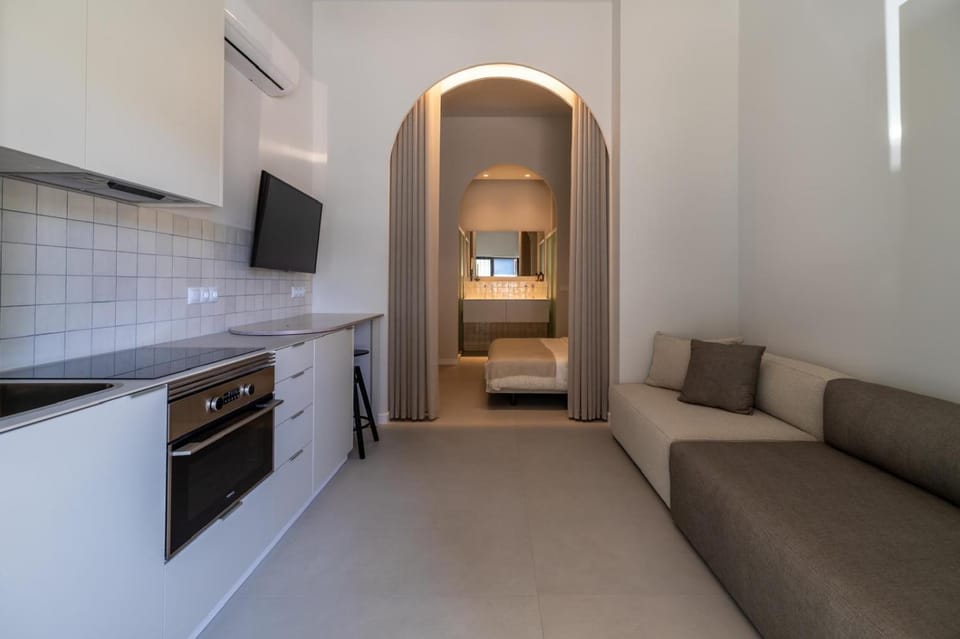 Bed, TV and multimedia, Kitchen or kitchenette, Living room, Photo of the whole room, Seating area, Bedroom, oven, stove