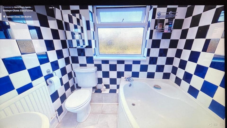 5 min Drive to Trafford Centre and15 Manchester City House in Stretford