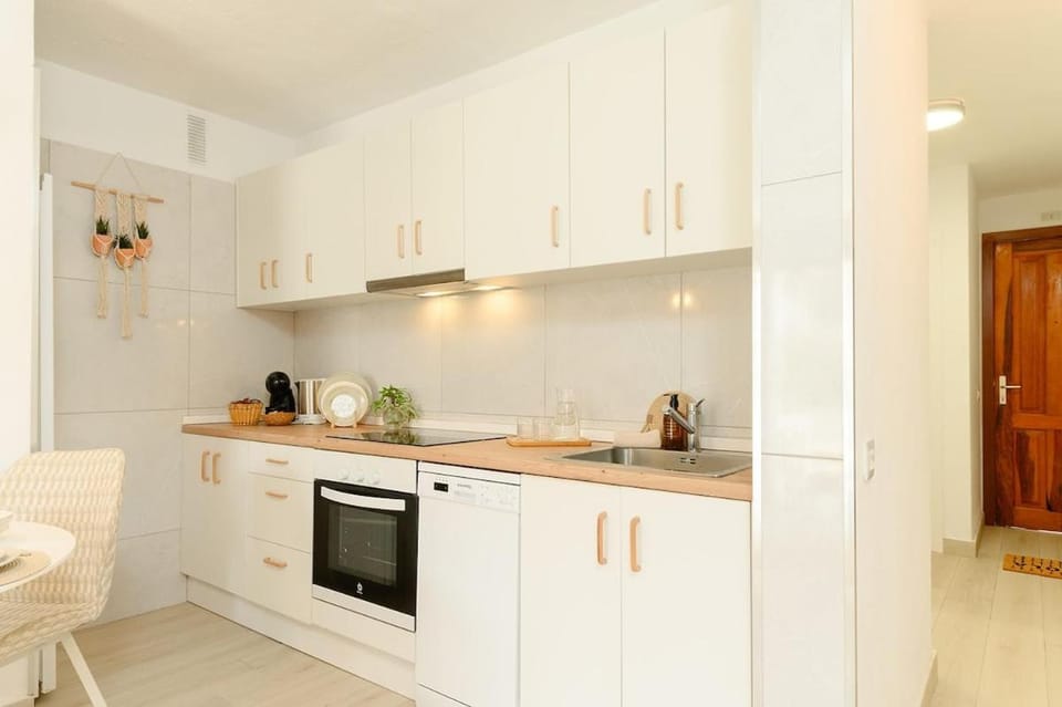 Coffee/tea facilities, Kitchen or kitchenette, dishwasher, oven, stove