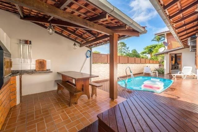 Patio, Day, Swimming pool