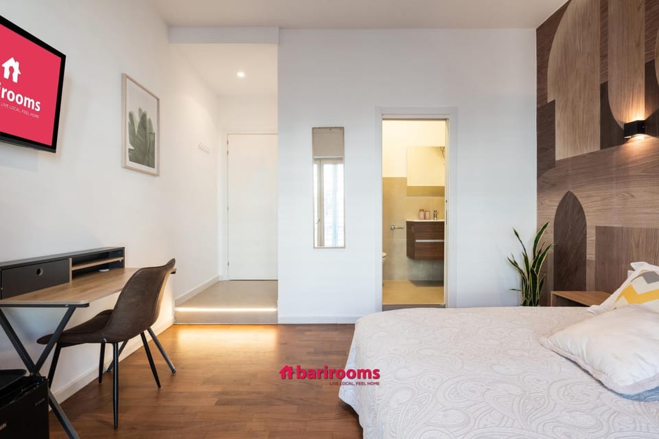 Bed, TV and multimedia, Photo of the whole room, Seating area, Bedroom