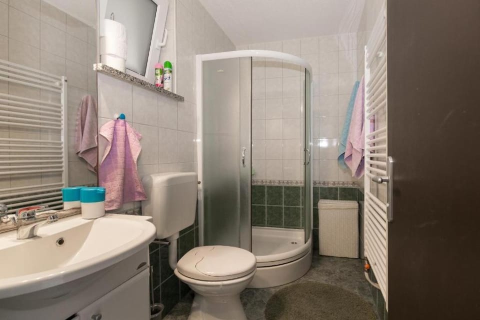 Shower, Toilet, Bathroom, towels