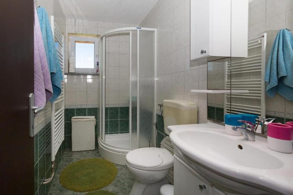 Shower, Toilet, Bathroom, towels