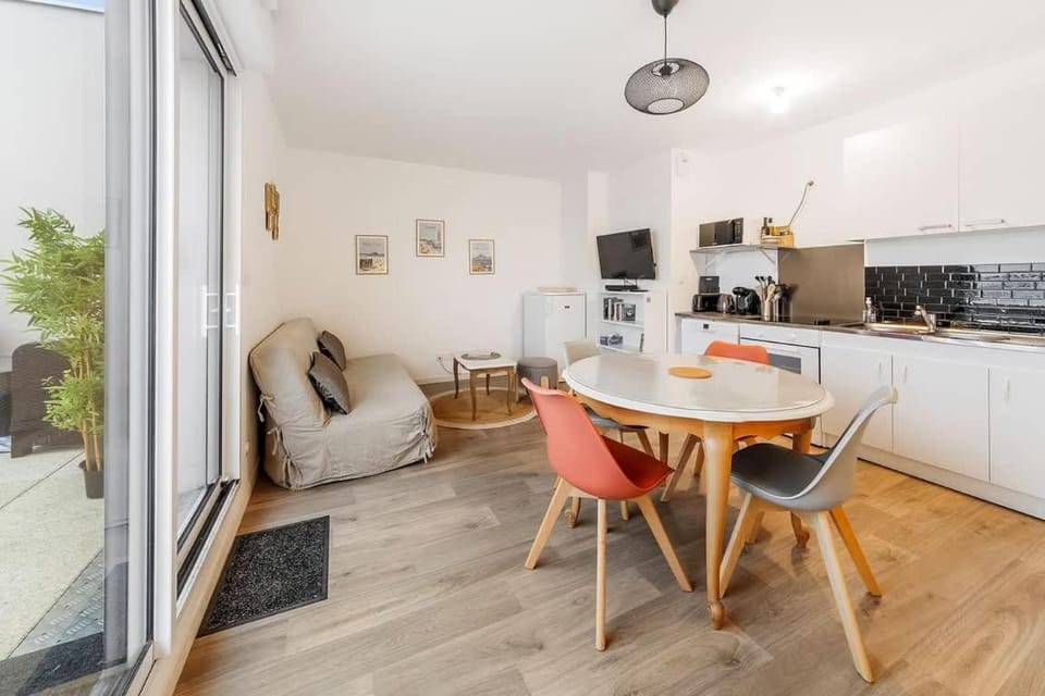 TV and multimedia, Kitchen or kitchenette, Living room, Seating area, Dining area