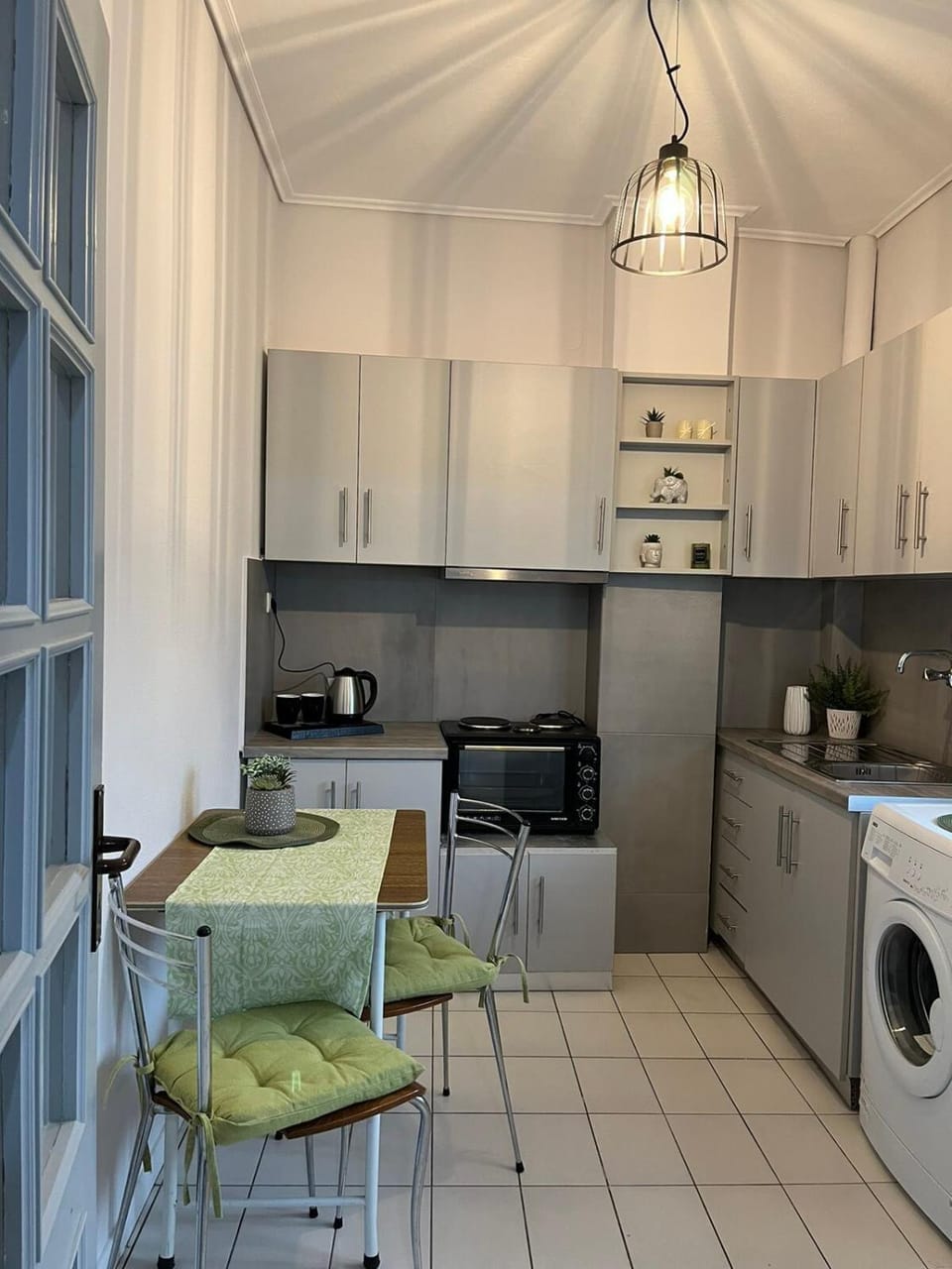 Coffee/tea facilities, Kitchen or kitchenette, Dining area, oven, stove, washing machine
