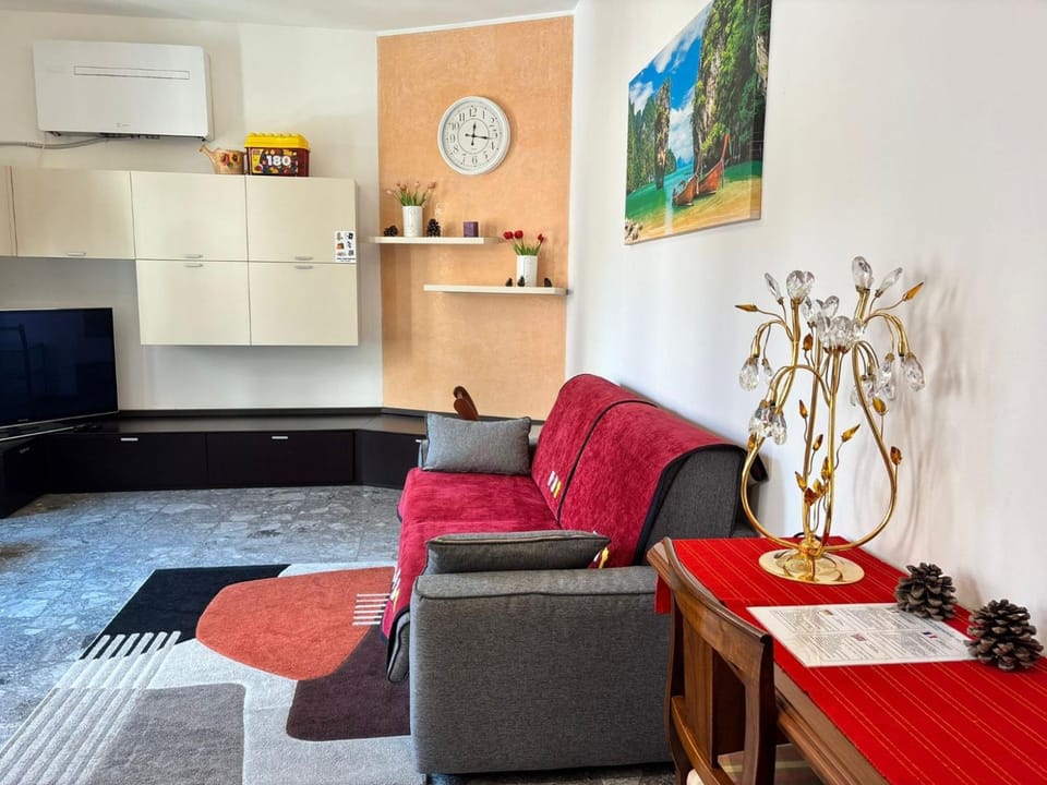 TV and multimedia, Living room, Seating area, air conditioner