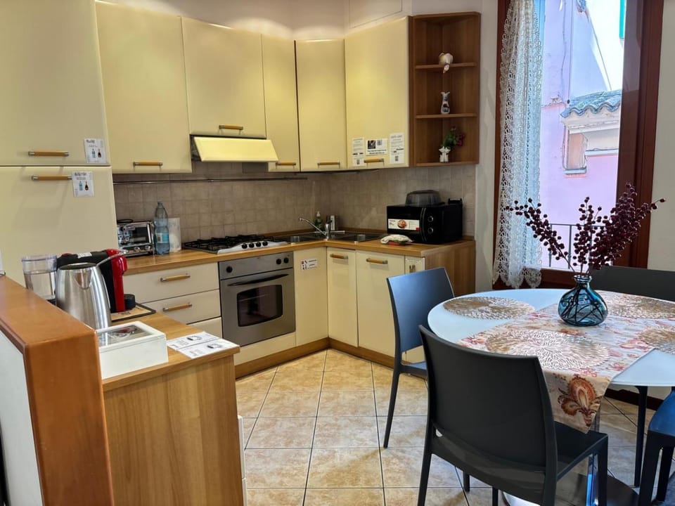 Dining area, kitchen