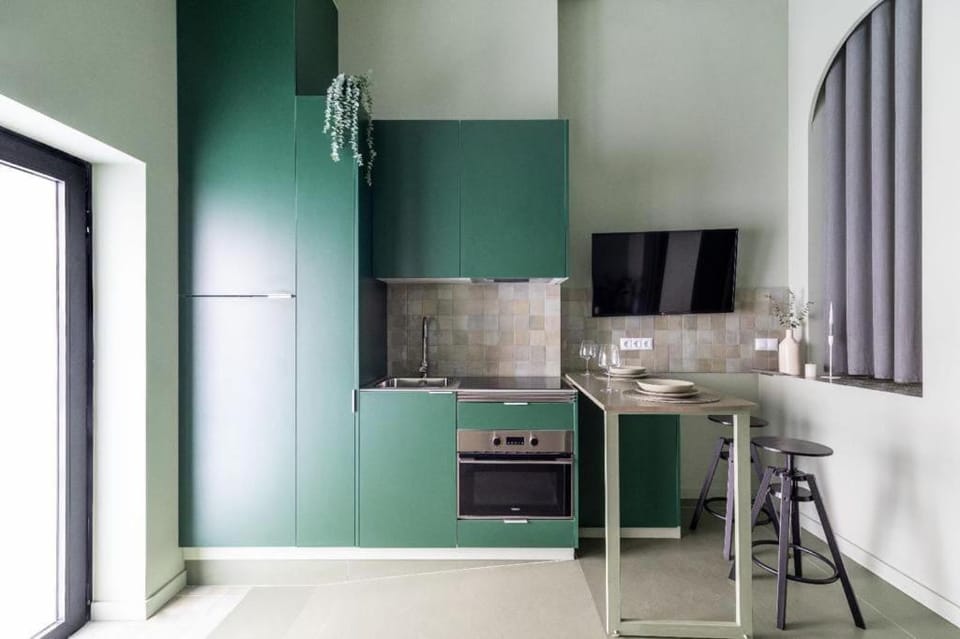 TV and multimedia, Kitchen or kitchenette, Dining area, oven, stove