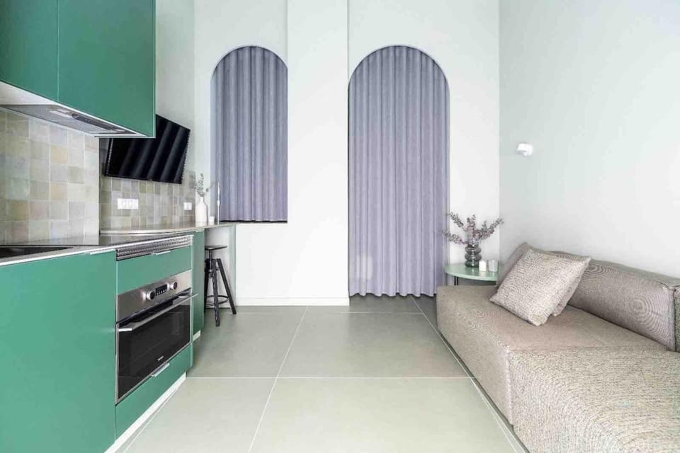 TV and multimedia, Kitchen or kitchenette, Seating area, oven, stove