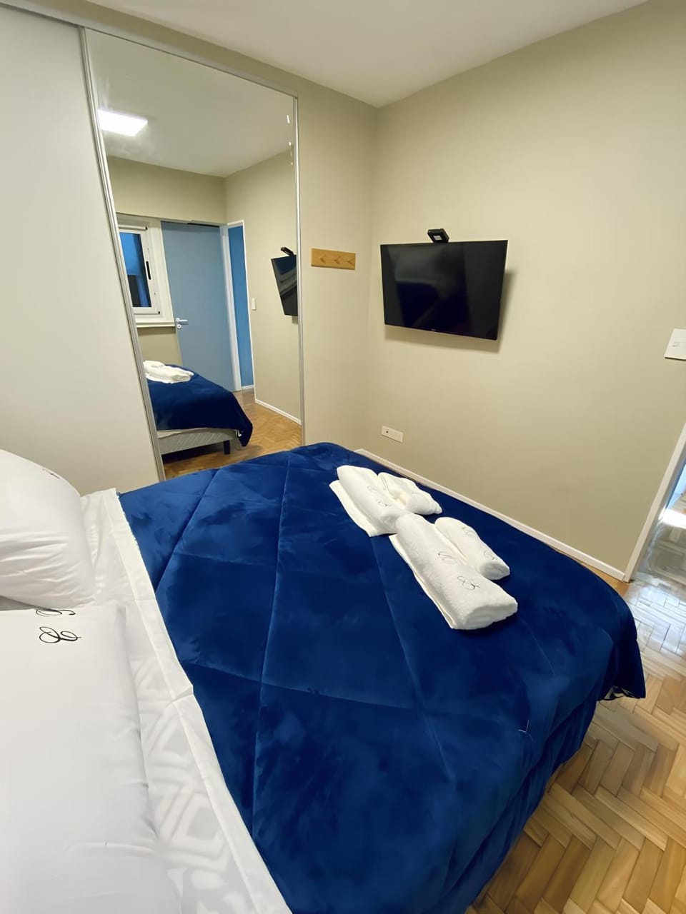 Bed, TV and multimedia, wardrobe