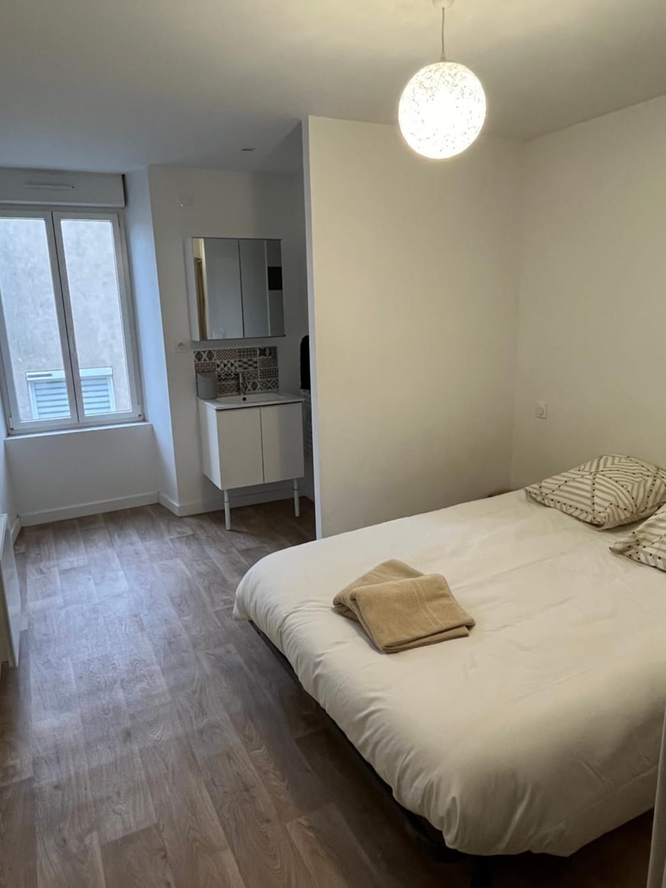 Photo of the whole room, Bedroom
