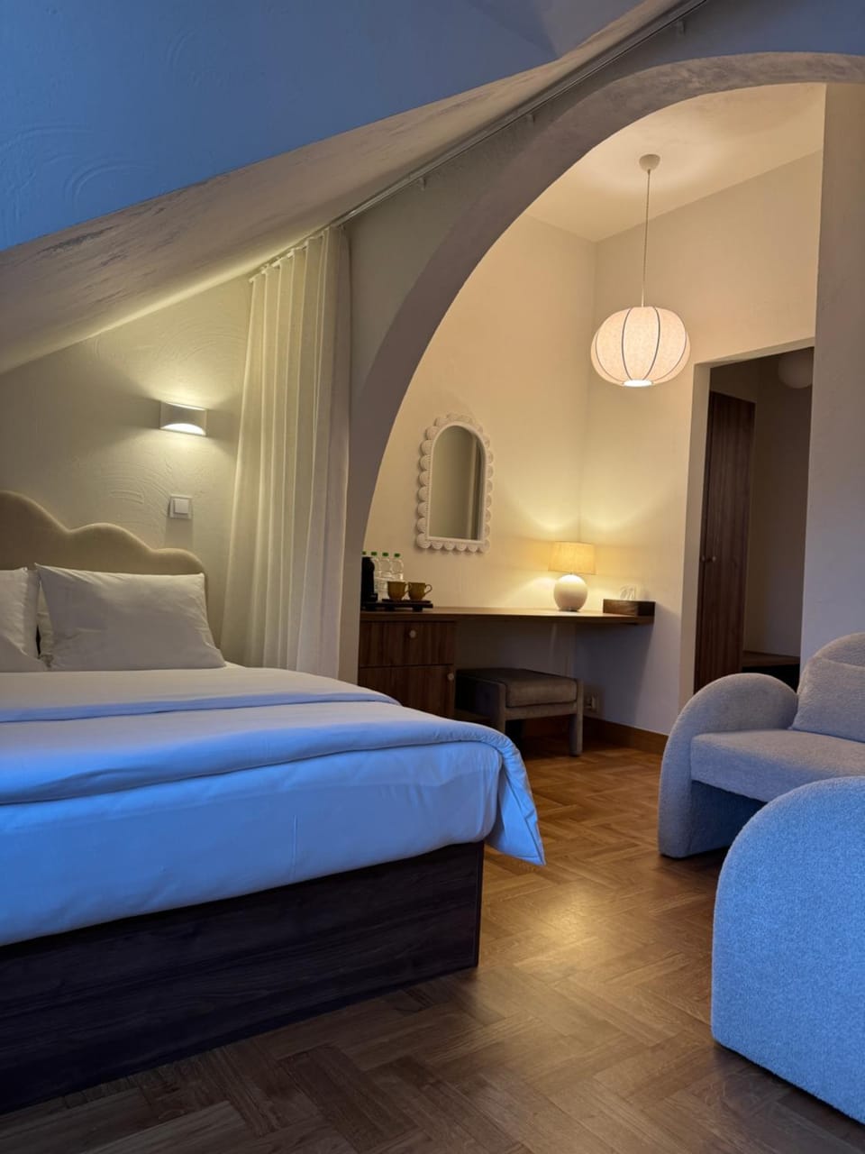 Bed, Photo of the whole room, Seating area, Bedroom