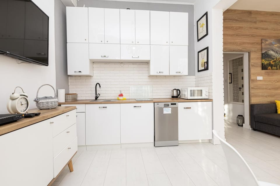 Coffee/tea facilities, Kitchen or kitchenette, dishwasher, oven, stove
