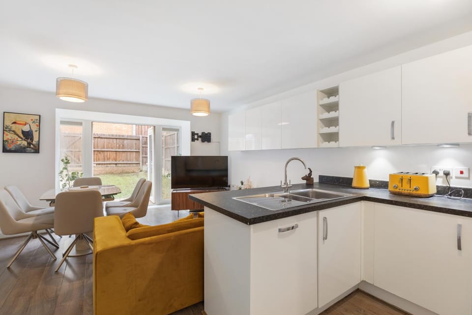 Kitchen or kitchenette, Living room, Seating area, Dining area, dishwasher, minibar, pet friendly, stove, toaster