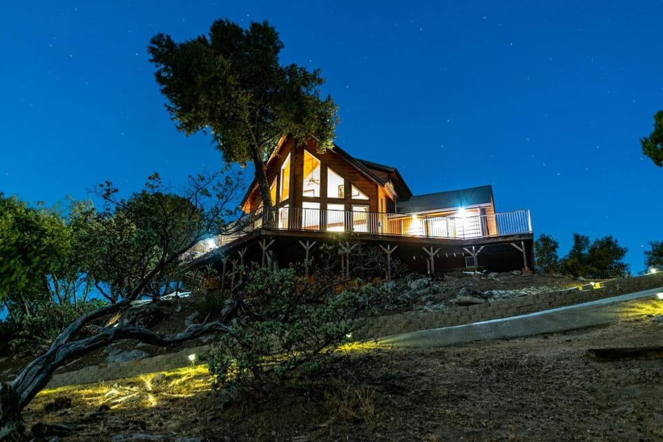 Waterfall Lodge near Yosemite Endless Pool, Hot Tub, Playground House in Oakhurst