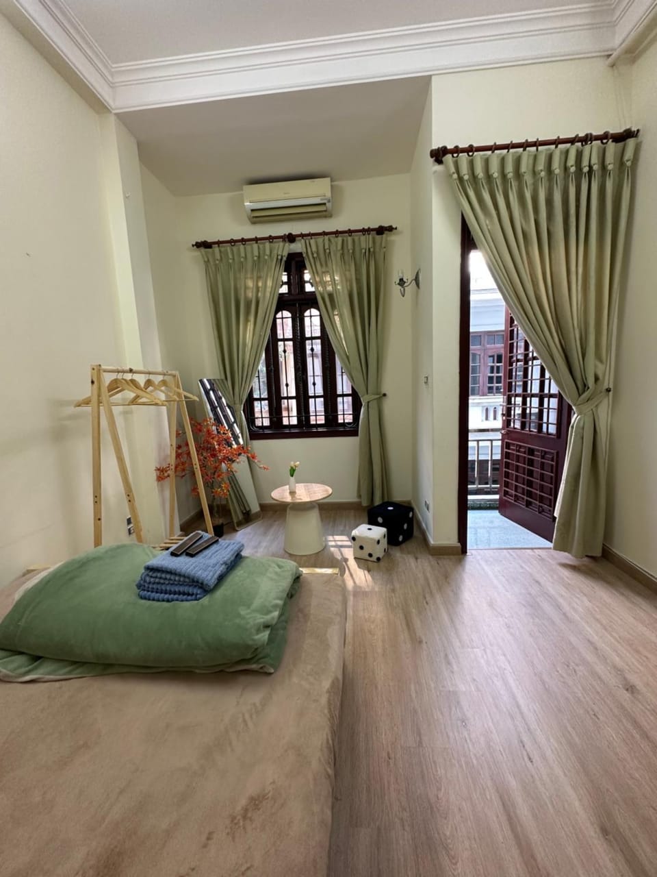 Bed, Living room, Photo of the whole room, Bedroom, towels