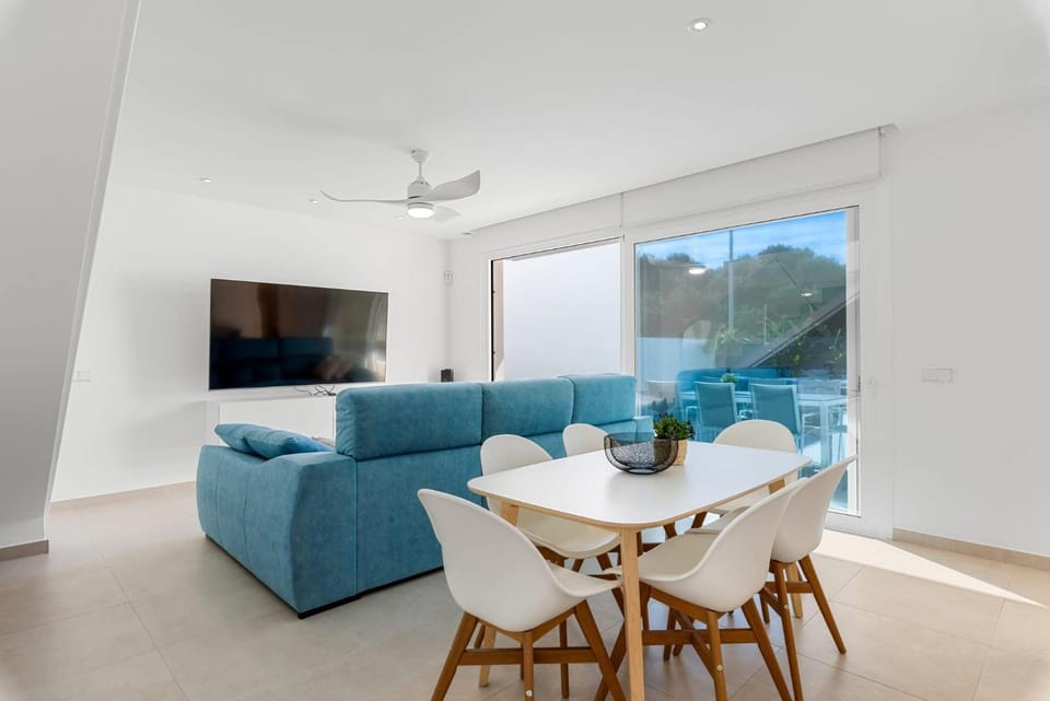 TV and multimedia, Living room, Seating area, Dining area