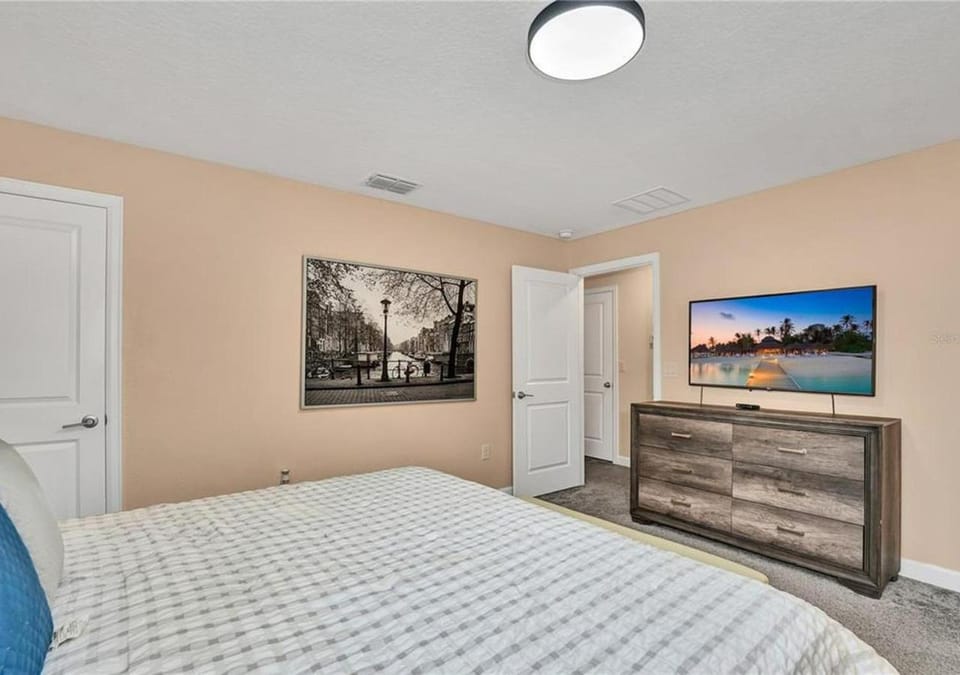Stunning Townhome with Private Pool - Storey Lake - 5021 WW House in Kissimmee