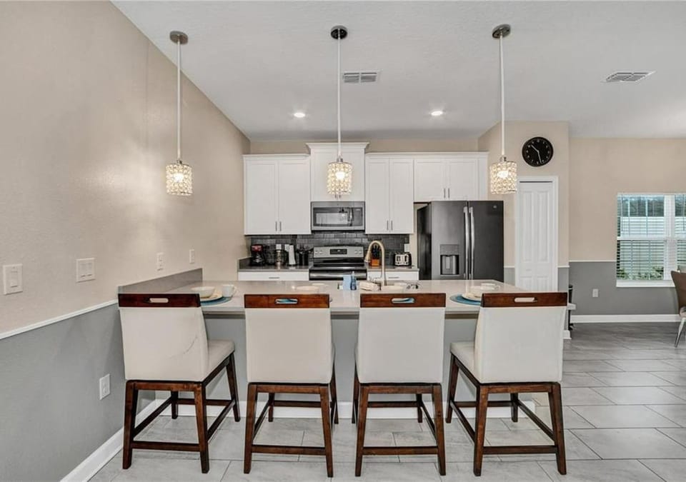 Stunning Townhome with Private Pool - Storey Lake - 5021 WW House in Kissimmee