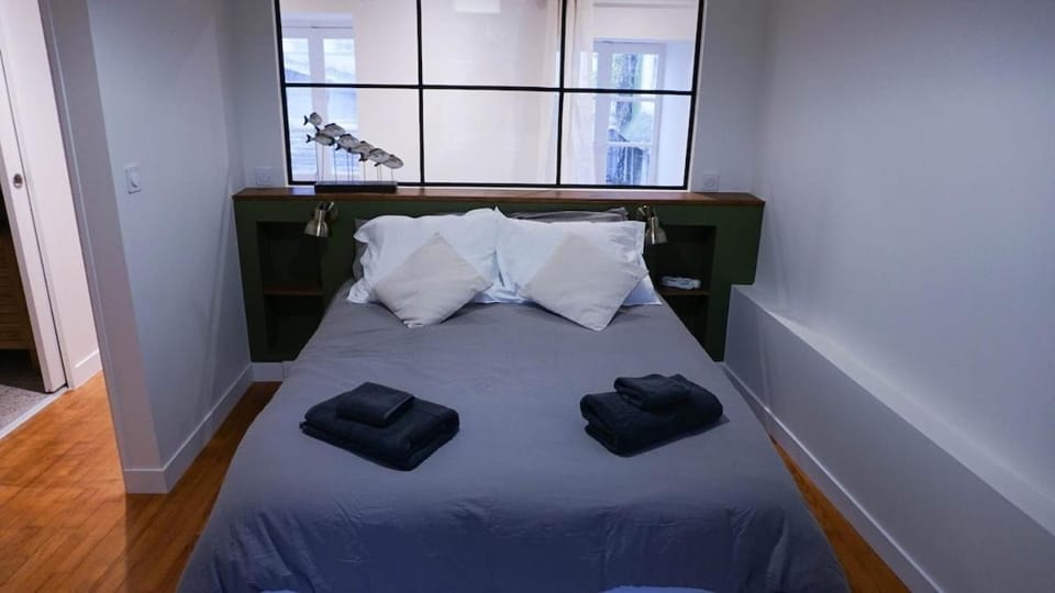 Bed, Photo of the whole room, towels