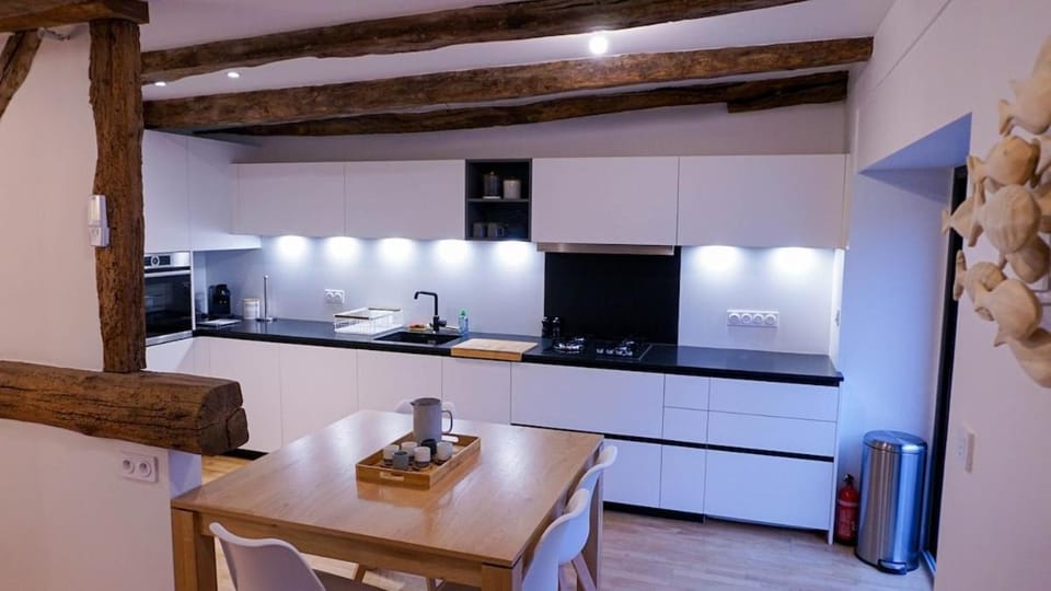 Coffee/tea facilities, Dining area, oven, stove