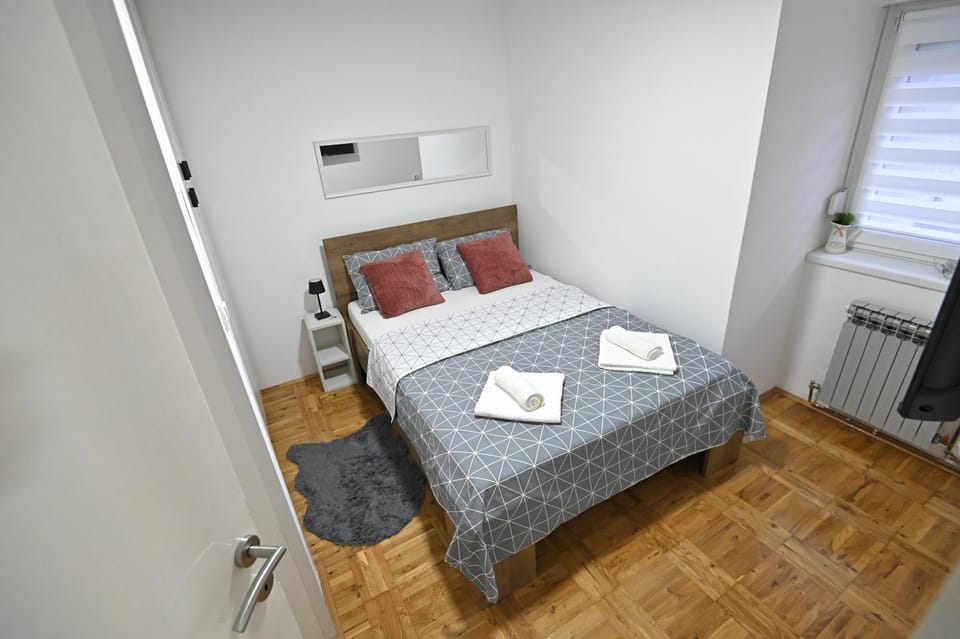 Bedroom, internet