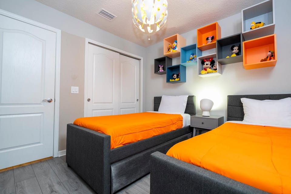 Fabulous 5BR Townhome Pet Friendly - Private Pool - Windsor Island House in Four Corners