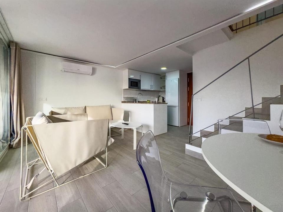 Kitchen or kitchenette, Seating area, Dining area