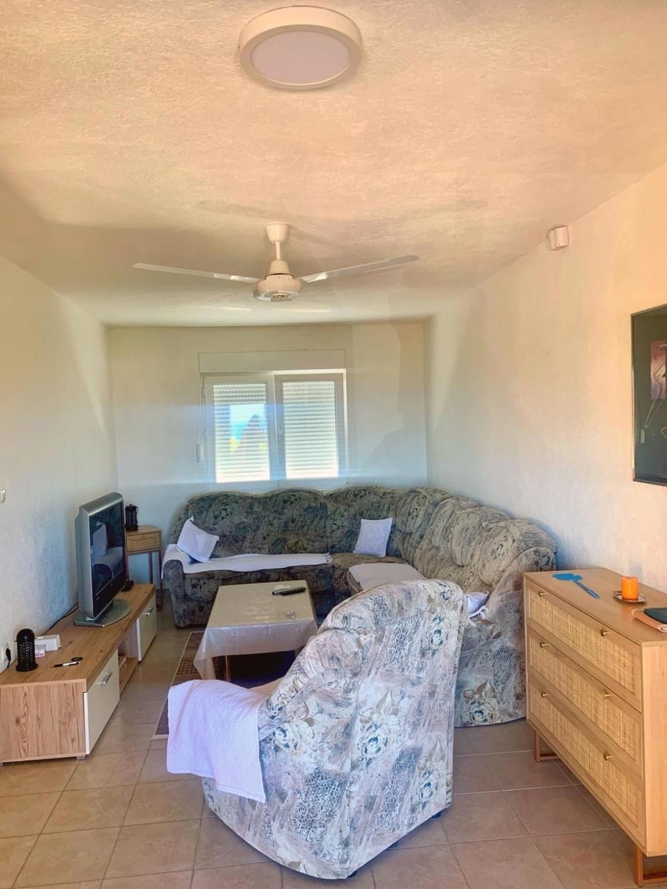 TV and multimedia, Living room, Photo of the whole room, Seating area, Evening entertainment