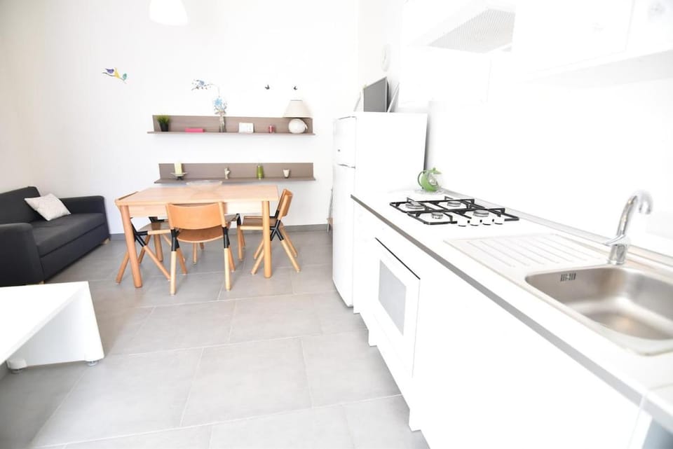 Kitchen or kitchenette, Dining area, stove