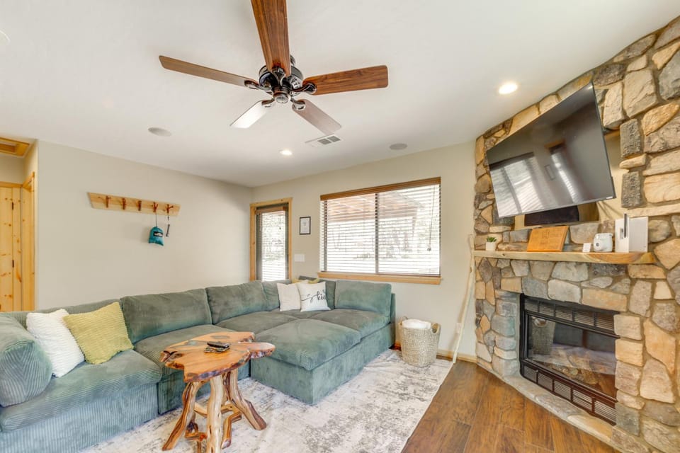 Outdoor Entertainment Spaces: Remote Pine Home! House in Strawberry