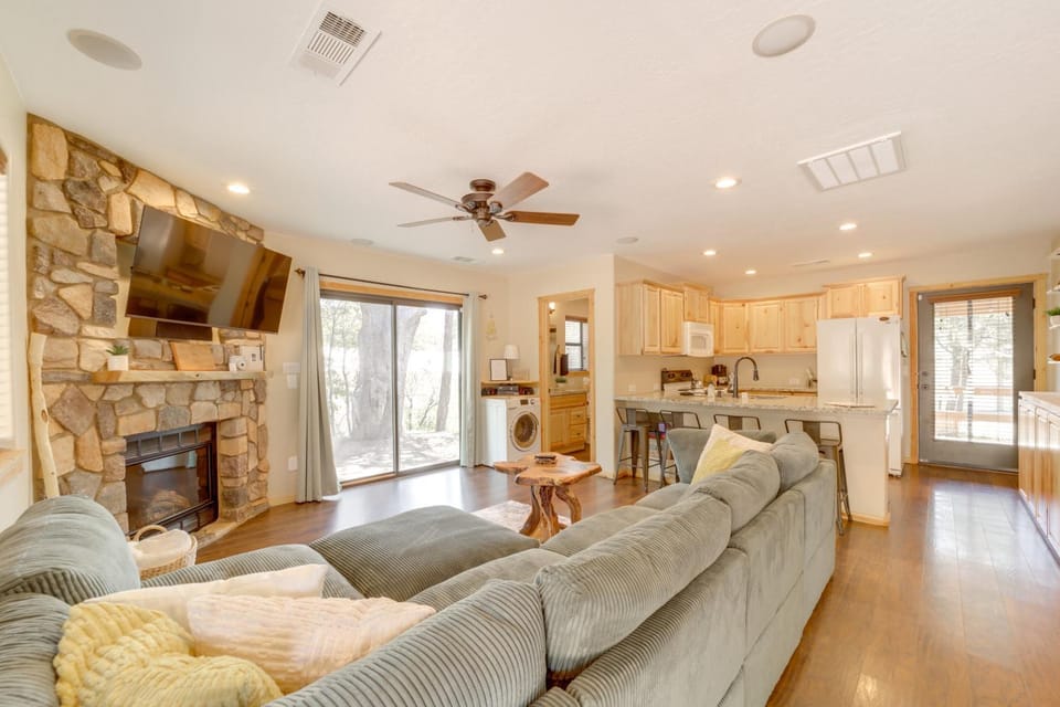 Outdoor Entertainment Spaces: Remote Pine Home! House in Strawberry