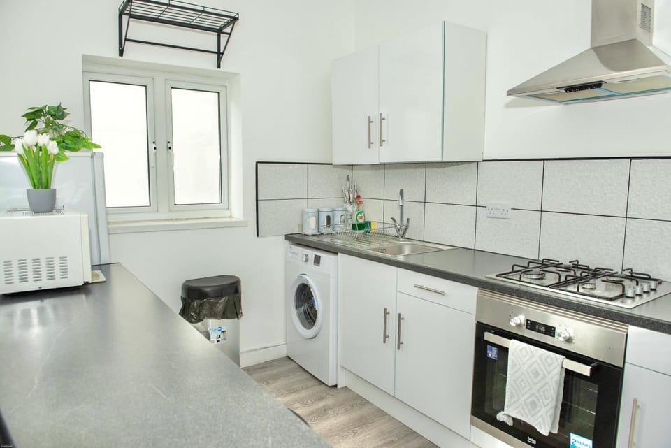 Kitchen or kitchenette, stove, washing machine