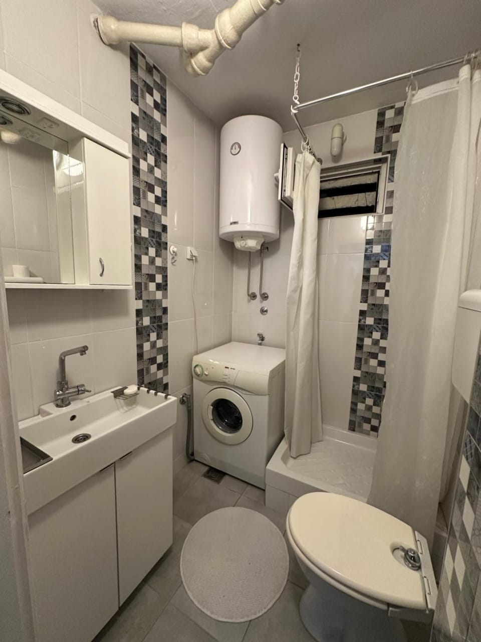 Shower, Toilet, Bathroom, towels, washing machine