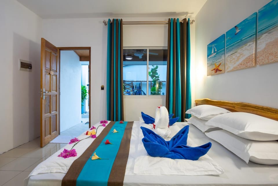 Bed, Garden, Decorative detail, Bedroom, towels