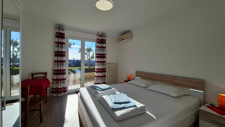 Bed, Living room, Photo of the whole room, Bedroom, Sea view, pet friendly, towels